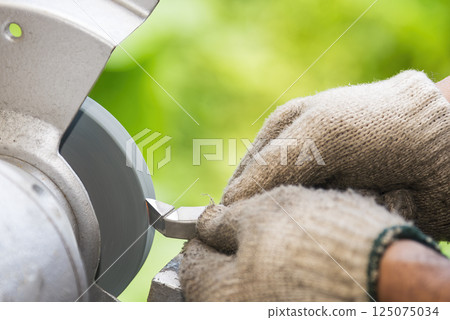 The turning cutting tool regrind process by manual operation. The turning cutting tool regrind process by manual operation. 125075034