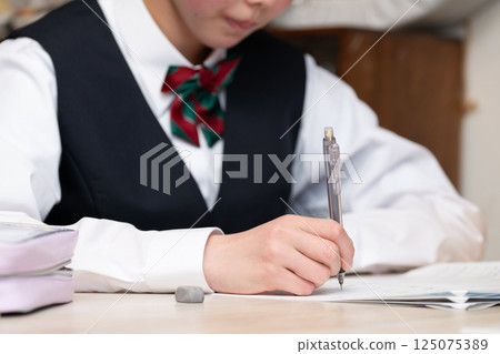 Female junior high school student studying at home 125075389