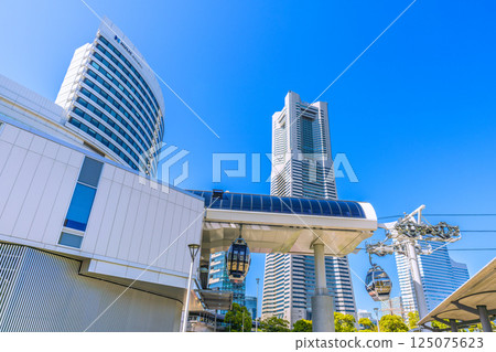 四月，日本東京城市景觀，綠樹成蔭。橫濱航空客艙櫻木町站和橫濱地標塔 125075623