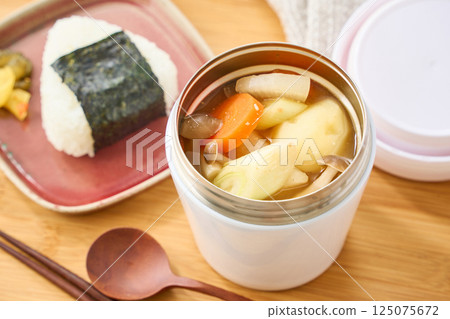 午餐時用湯罐盛著熱騰騰的味噌湯和飯糰 125075672