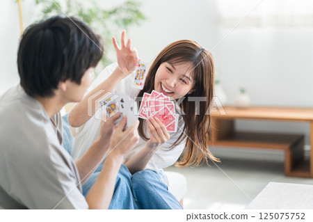 幾個玩紙牌 125075752