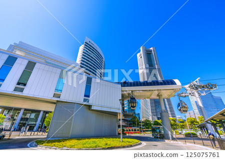 四月,日本東京城市景觀,綠樹成蔭。橫濱航空客艙櫻木町站和橫濱地標塔 四月,日本東京城市景觀,綠樹成蔭。橫濱航空客艙櫻木町站和橫濱地標塔 125075761