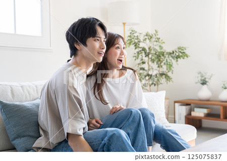 情侶們放鬆地看影片和電視 125075837