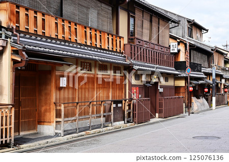 Kyoto Hanamikoji, Kyoto Gion scenery, Historical environment preservation district, Kyoto tourist attractions, Old townscape, Gion atmosphere 125076136