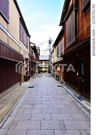 Kyoto Hanamikoji, Kyoto Gion scenery, Historical environment preservation district, Kyoto tourist attractions, Old townscape, Gion atmosphere 125076138