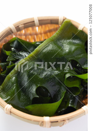 Raw seaweed 125077008