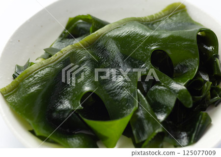 Raw seaweed 125077009