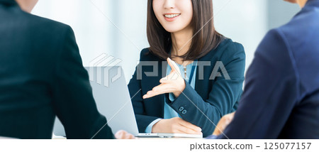 做會議的三個男性和女性商人 125077157