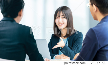 做會議的三個男性和女性商人 125077158