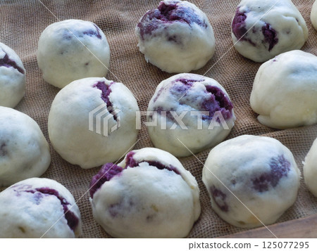 Purple sweet potato bun Purple sweet potato bun 125077295