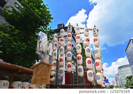 Kyoto Gion Festival, Kyoto's summer festival, one of Japan's three major festivals, Gion Festival scenery, lanterns shining against the blue sky Kyoto Gion Festival, Kyoto's summer festival, one of Japan's three major festivals, Gion Festival scenery, lanterns shining against the blue sky 125078169