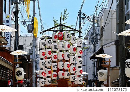 京都祇園祭，京都的夏季祭，日本三大祭典之一，祇園祭的景色，燈籠在藍天映襯下閃閃發光 125078173