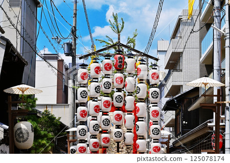 京都祇園祭，京都的夏季祭，日本三大祭典之一，祇園祭的景色，燈籠在藍天映襯下閃閃發光 125078174