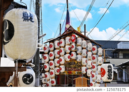 京都祇園祭，京都的夏季祭，日本三大祭典之一，祇園祭的景色，燈籠在藍天映襯下閃閃發光 125078175
