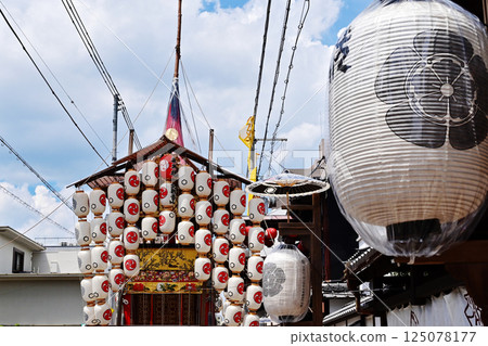 Kyoto Gion Festival, Kyoto's summer festival, one of Japan's three major festivals, Gion Festival scenery, lanterns shining against the blue sky Kyoto Gion Festival, Kyoto's summer festival, one of Japan's three major festivals, Gion Festival scenery, lanterns shining against the blue sky 125078177