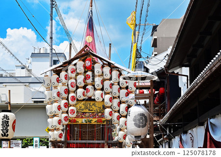 京都祇園祭，京都的夏季祭，日本三大祭典之一，祇園祭的景色，燈籠在藍天映襯下閃閃發光 125078178