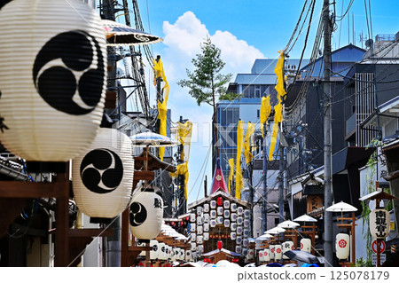 Kyoto Gion Festival, Kyoto's summer festival, one of Japan's three major festivals, Gion Festival scenery, lanterns shining against the blue sky Kyoto Gion Festival, Kyoto's summer festival, one of Japan's three major festivals, Gion Festival scenery, lanterns shining against the blue sky 125078179