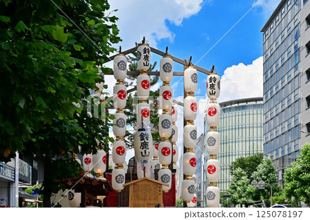 京都祇園祭，京都的夏季祭，日本三大祭典之一，祇園祭的景色，燈籠在藍天映襯下閃閃發光 125078197