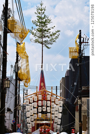 Kyoto Gion Festival, Kyoto's summer festival, one of Japan's three major festivals, Gion Festival scenery, lanterns shining against the blue sky 125078198