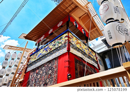 Kyoto Gion Festival, Kyoto's summer festival, one of Japan's three major festivals, Gion Festival scenery, lanterns shining against the blue sky Kyoto Gion Festival, Kyoto's summer festival, one of Japan's three major festivals, Gion Festival scenery, lanterns shining against the blue sky 125078199