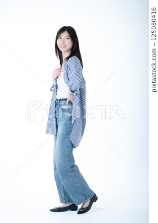 微笑對照相機的一個少婦 微笑對照相機的一個少婦 125080416