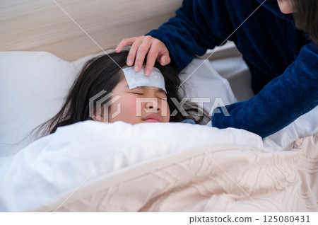 一個感冒正在接受護理的女孩 一個感冒正在接受護理的女孩 125080431