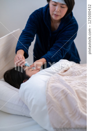 一個感冒正在接受護理的女孩 一個感冒正在接受護理的女孩 125080432