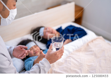 Parents and children nursing after catching a cold 125080433