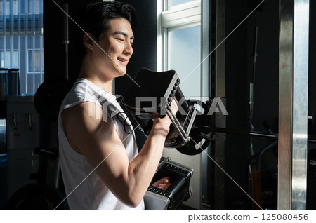 男人用啞鈴進行肌肉訓練 男人用啞鈴進行肌肉訓練 125080456