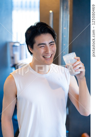 男人在健身房喝蛋白質 125080469