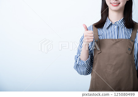一位穿著圍裙的女士擺出好姿勢 125080499