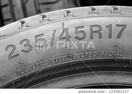 Side view of a tire with an indication of tire width, height and diameter, tubeless, radial type 125081317