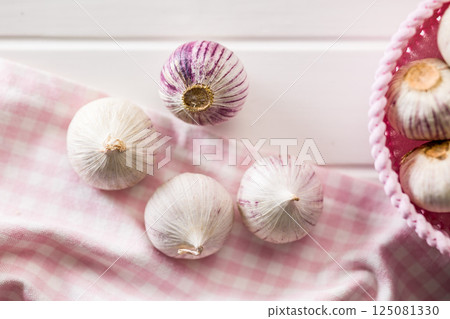 Solo glove garlic bulbs on white table. Top view. Solo glove garlic bulbs on white table. Top view. 125081330
