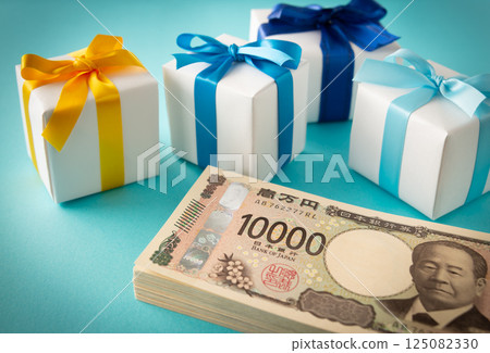 Present and 10,000 yen bill, gift box, gift Present and 10,000 yen bill, gift box, gift 125082330