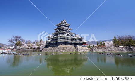 National treasure Matsumoto Castle reflected in the moat National treasure Matsumoto Castle reflected in the moat 125082920