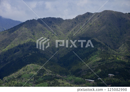 The fresh green Doshi mountain range as seen from the top of Mt. Teppokinoto in Tanzawa, Mt. Ishiwari The fresh green Doshi mountain range as seen from the top of Mt. Teppokinoto in Tanzawa, Mt. Ishiwari 125082998