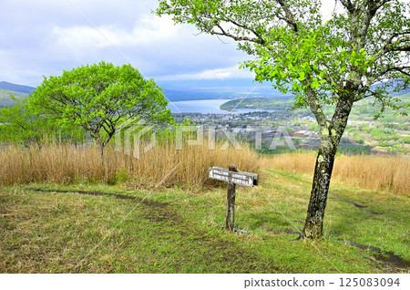 Tanzawa's Koshu border ridge: Lake Yamanaka with fresh greenery on the summit of Mount Takasashi Tanzawa's Koshu border ridge: Lake Yamanaka with fresh greenery on the summit of Mount Takasashi 125083094