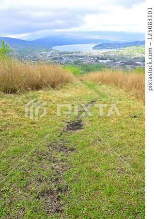 View of Lake Yamanaka from the summit of Mount Takasashi on the Koshu-Kobe border ridge in Tanzawa View of Lake Yamanaka from the summit of Mount Takasashi on the Koshu-Kobe border ridge in Tanzawa 125083101