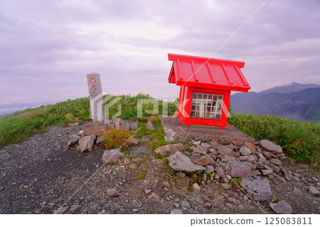 飯豐山脈的紋內嶽山頂路標與神社 飯豐山脈的紋內嶽山頂路標與神社 125083811