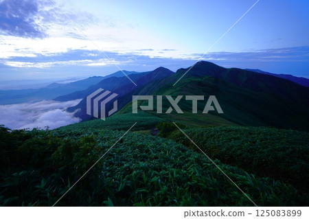 The ridgeline and sea of clouds towards Honzan from Mt. Monnai in the Iide mountain range 125083899