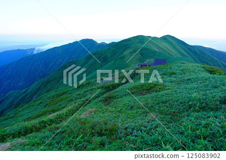 The ridgeline from Mt. Monnai to Mt. Jigami in the Iide mountain range 125083902