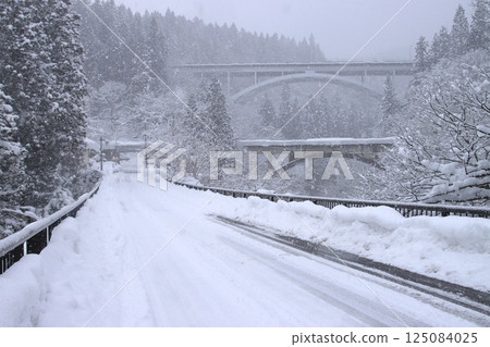 [Fukushima Prefecture] The Tadami Line turns into a world of snow in winter_Three Arch Brothers in Mishima Town 125084025