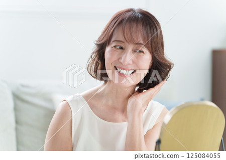 做頭髮護理的高級婦女(美髮和美容) 做頭髮護理的高級婦女(美髮和美容) 125084055