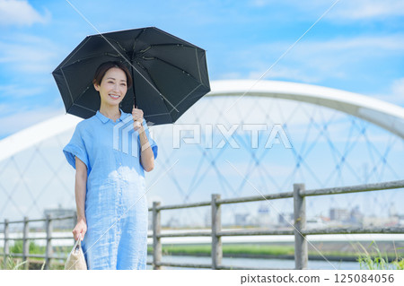 夏天撐著陽傘的女人 125084056