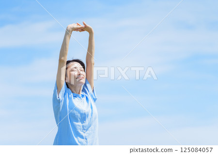 中年婦女在戶外伸展身體 125084057