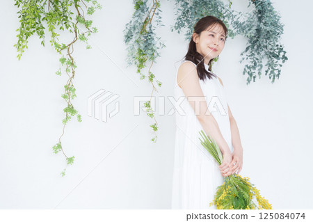 Woman with a bouquet Woman with a bouquet 125084074