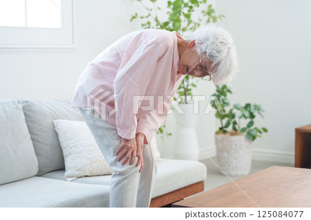 Senior woman with knee sore 125084077