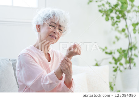 Elderly woman with numb arms 125084080