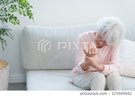 手臂麻木的老年婦女 手臂麻木的老年婦女 125084082