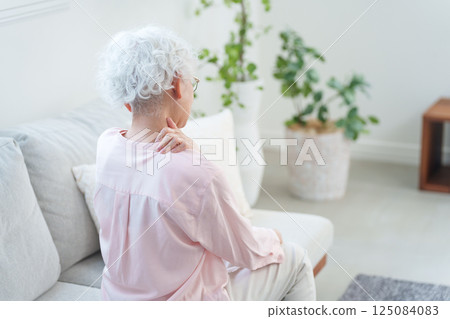 肩膀僵硬的高級女性 肩膀僵硬的高級女性 125084083